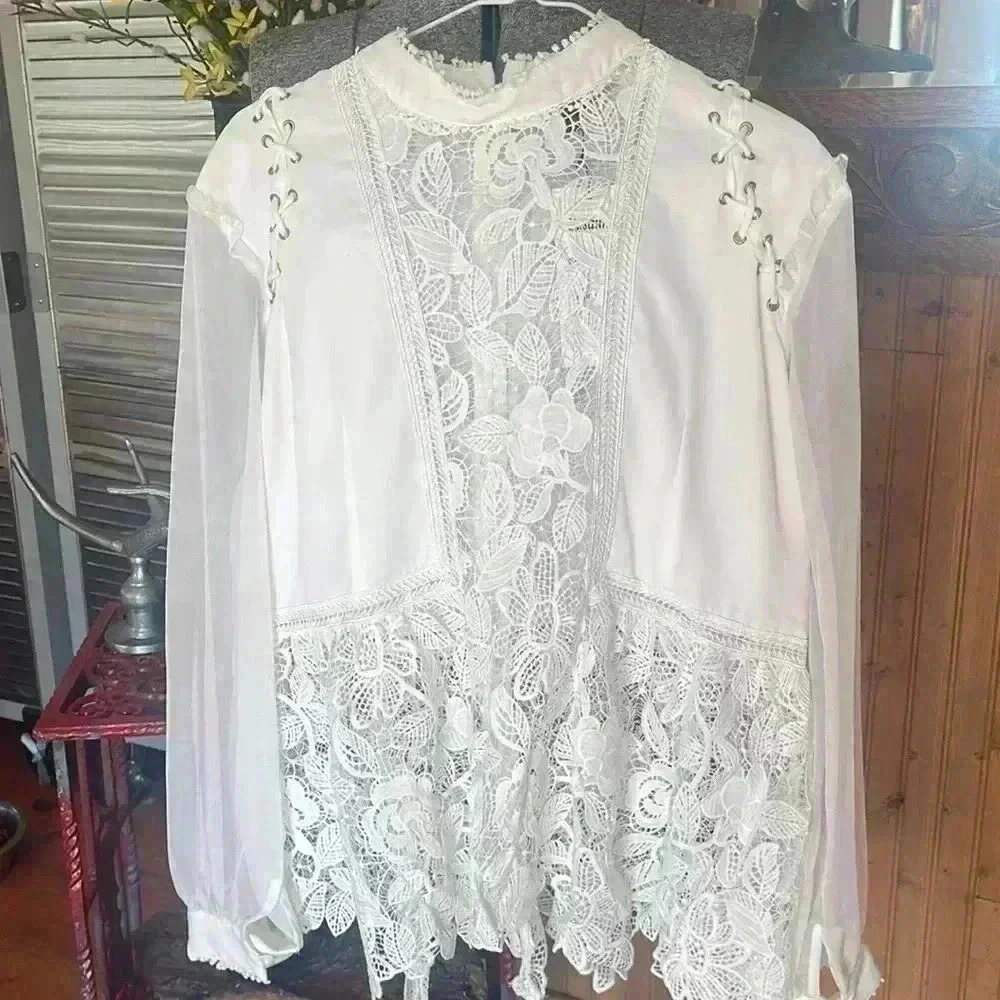 Susanna 1 X off-white, gorgeous, detailed blouse.